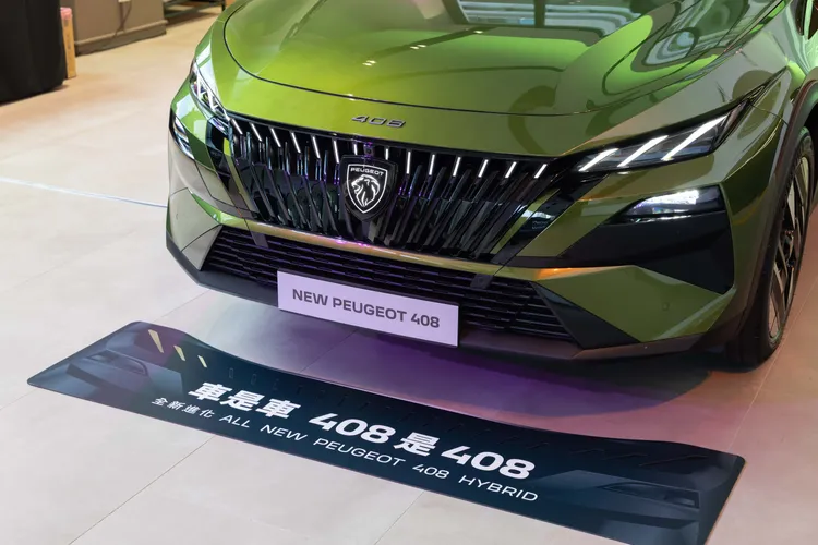 GT以上車型配置發光式盾形獅徽，搭配全新三爪LED日行燈與Matrix LED 2.0矩陣式頭燈。業者提供