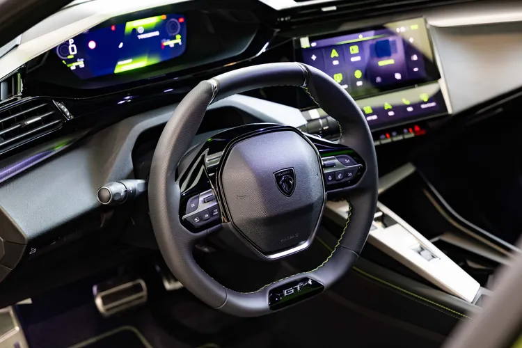 座艙延續PEUGEOT i-COCKPIT布局，GT車型增加3D數位儀錶與i-TOGGLES虛擬按鍵。業者提供