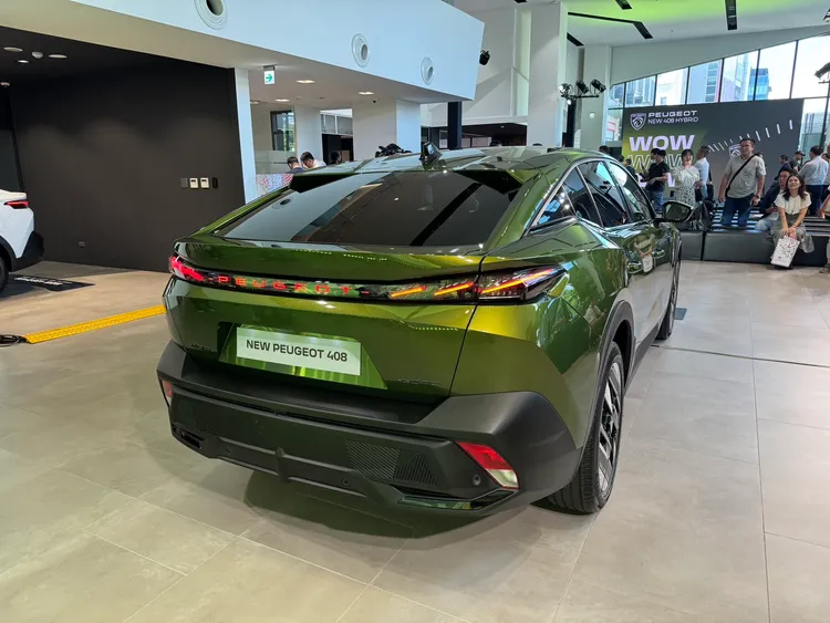 PEUGEOT 408全車系四款車型，符合新購加汰舊換新貨物稅補助後113.8萬元起。周奕豪攝