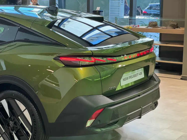 車尾首度加入發光式PEUGEOT品牌字樣，搭配3D獅爪尾燈與亮黑飾條形成新的燈光識別。周奕豪攝