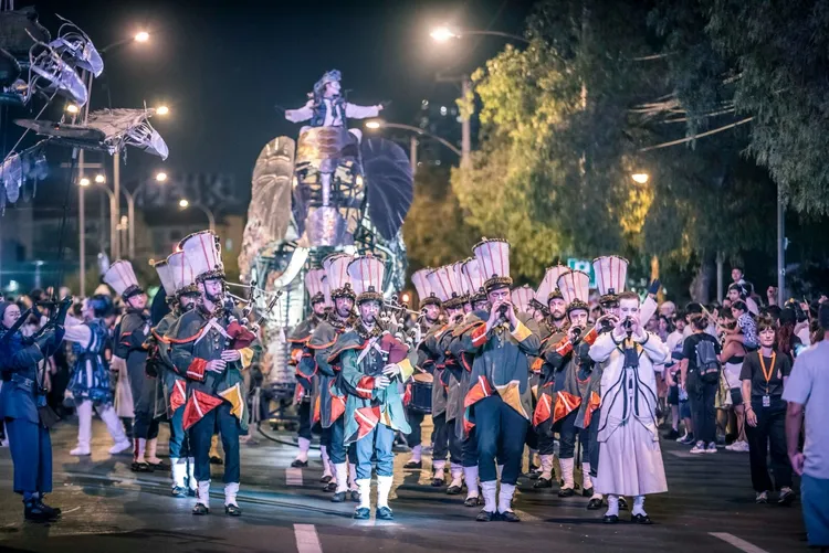 《大象來了……》演出將巨型機械裝置、音樂及街頭遊行結合。©Alin.Constantin