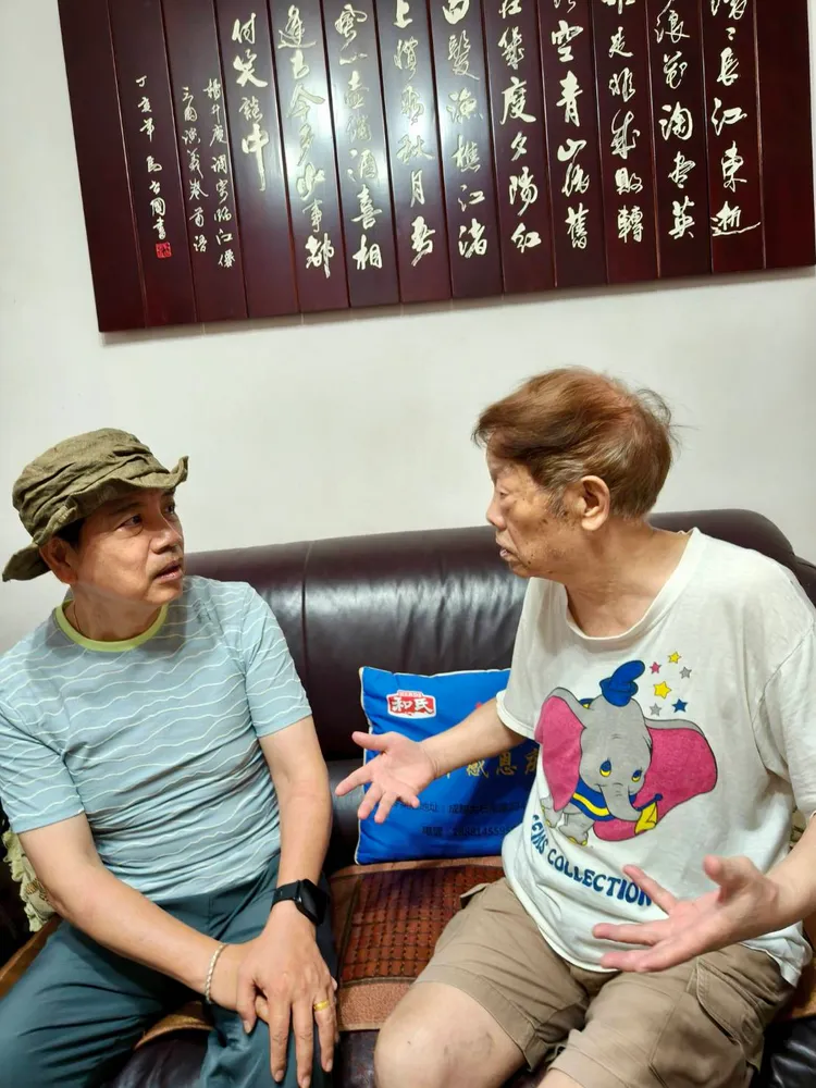 陳凱倫（左）和92歲大舅趙正洪話家常。陳凱倫提供