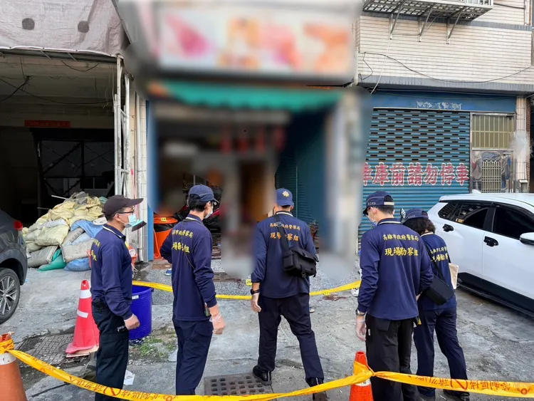 警方封鎖現場進行勘查，並通知鑑識人員到場採證。翻攝畫面