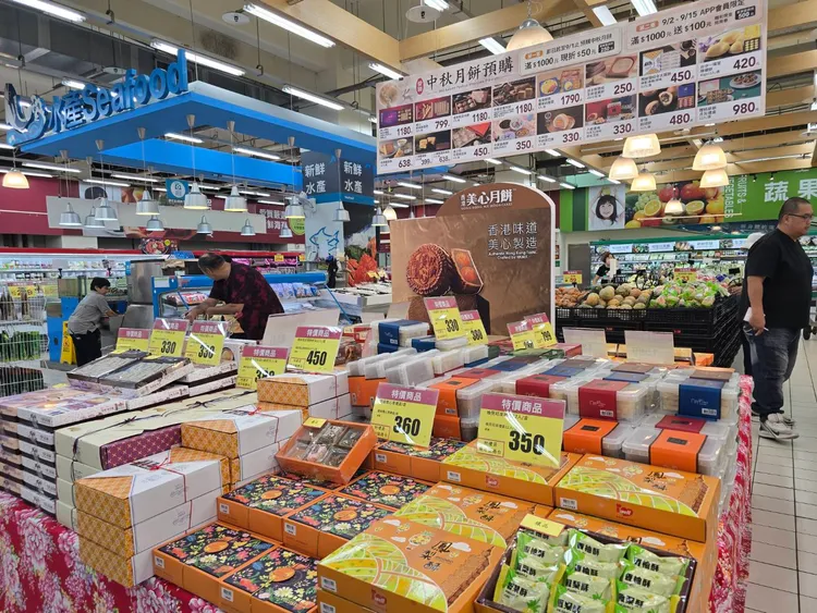 愛買集結各式港式台式月餅禮盒，供民眾一次購齊。業者提供