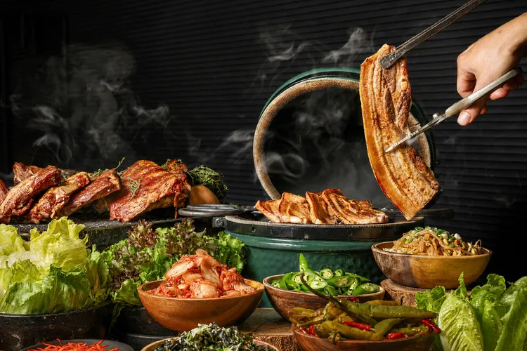 栢麗廳中秋大烤宴餐台上端出以大火直烤的現切豬五花搭配各式韓式佐料、小點。晶華提供