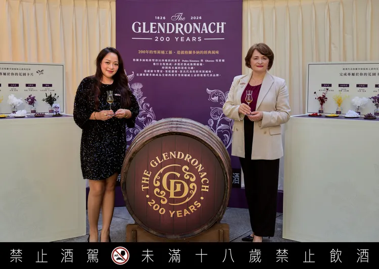 格蘭多納首席調酒師Rachel Barrie博士（右）與大中華區暨蒙古區行銷經理Silvia（左）出席Boynsmill House 14年品飲會。業者提供