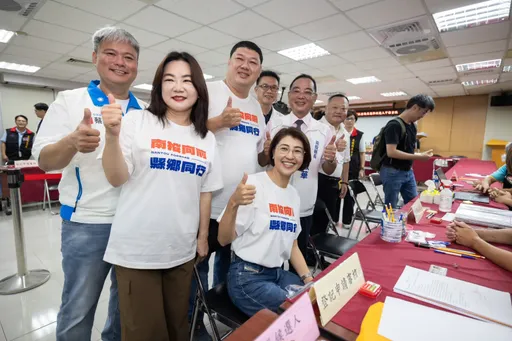 許淑華登記參選連任　偕南投13鄉鎮市長候選人高喊「全壘打」
