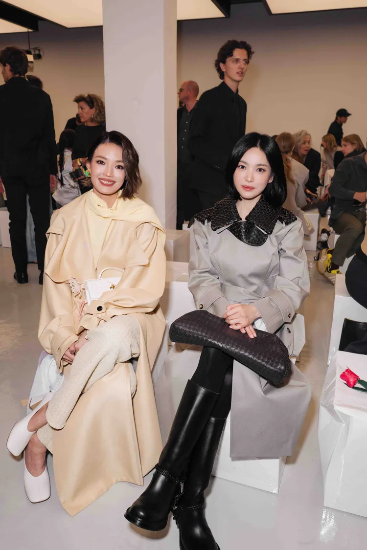 舒淇（左）在Bottega Veneta秀場夢幻同框宋慧喬。品牌提供