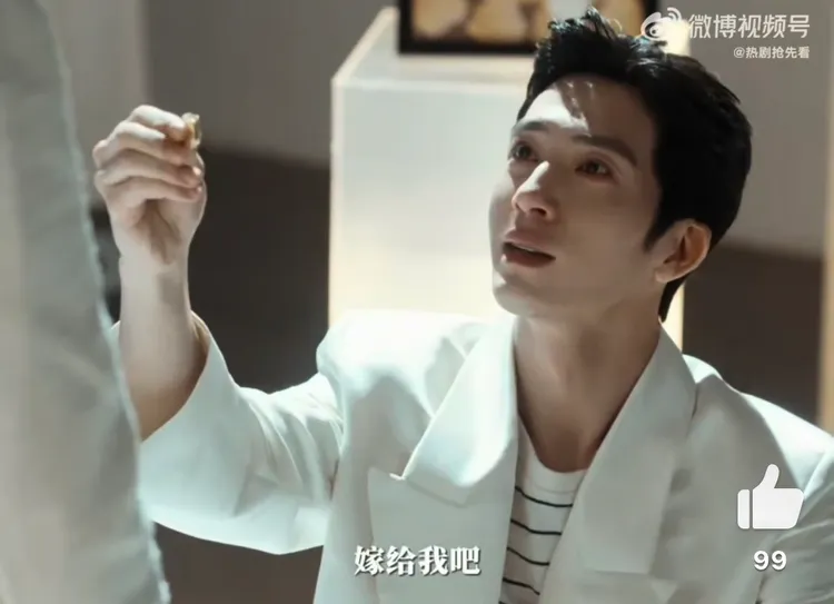 欒念下跪求婚。翻攝自微博