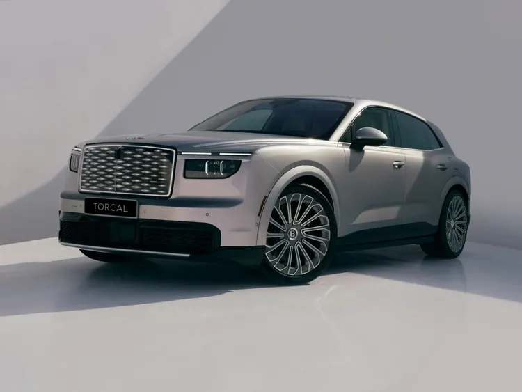車頭採用全新Floating Diamond Grille浮動鑽石水箱罩，結合分離式頭燈與細長LED日行燈。原廠照片