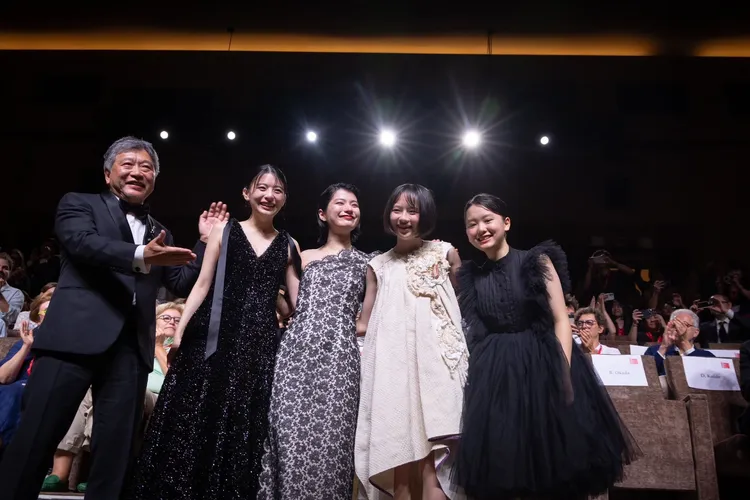是枝裕和（左起）率領出口夏希與蒔田彩珠、七瀨楓莉、岡田六花出席威尼斯影展《驀然回首》世界首映。車庫娛樂提供