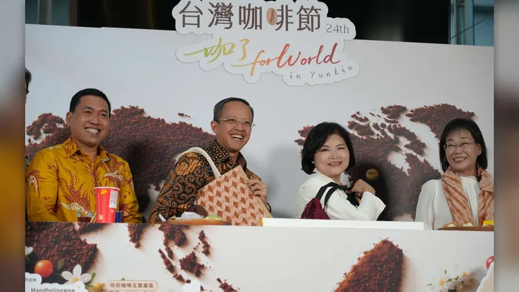 縣府與駐台北印尼經濟貿易代表處各自分享咖啡素材再利用的永續工藝。雲縣府提供