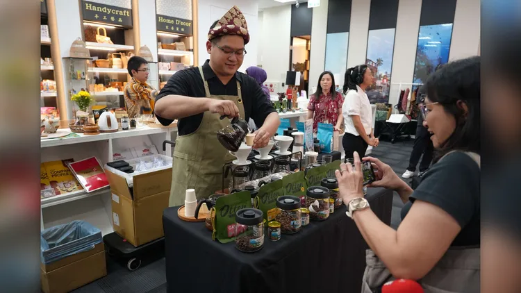 今年台灣咖啡節與印尼合作，職人展示印尼傳統「撞咖啡（Kopi Tubruk）」。雲縣府提供