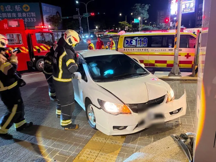 女駕駛車輛撞上騎樓柱子。平鎮警分局提供