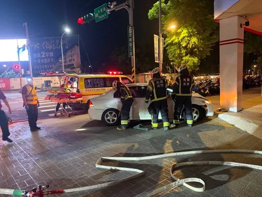 桃園女駕駛沿路按喇叭闖紅燈！　遭綠燈直行小客車攔腰撞
