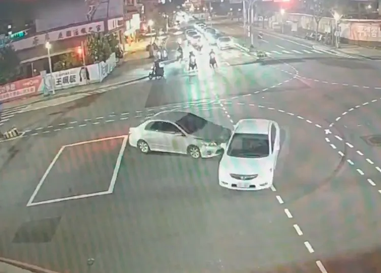 綠燈直行小客車攔腰撞上。翻攝畫面
