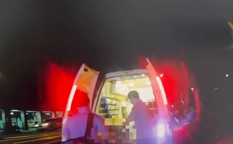 救護車到場將他強制送醫。翻攝畫面