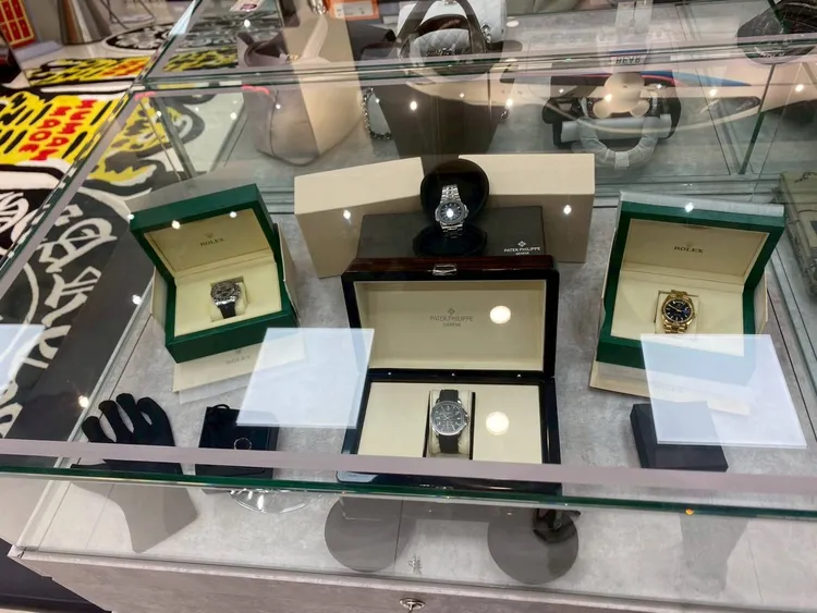 警方查扣仿冒Rolex、Patek Philippe、Audemars Piguet及Richard Mille等精品名錶86支。民眾提供
