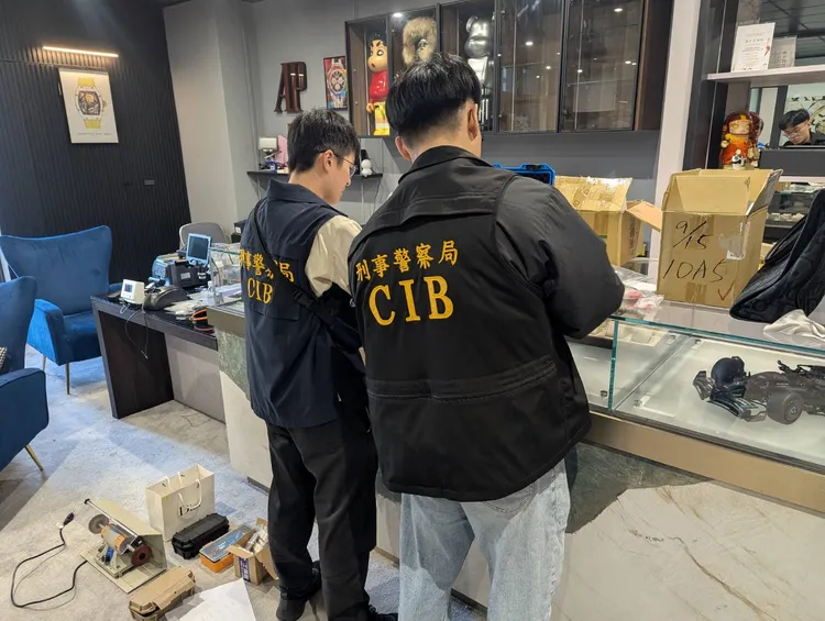 警方到店面搜索。民眾提供