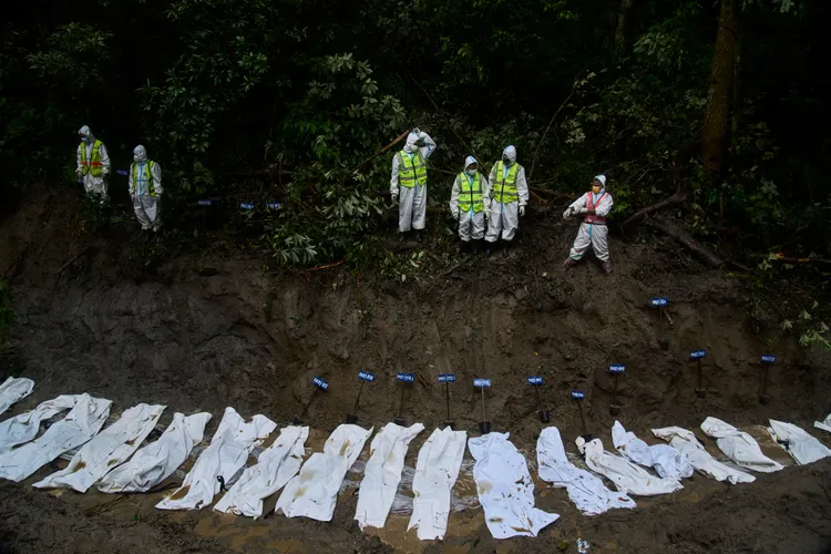 尼泊爾官方統計死者已超過1114人。尼泊爾當局將把大部分罹難者合葬。美聯社