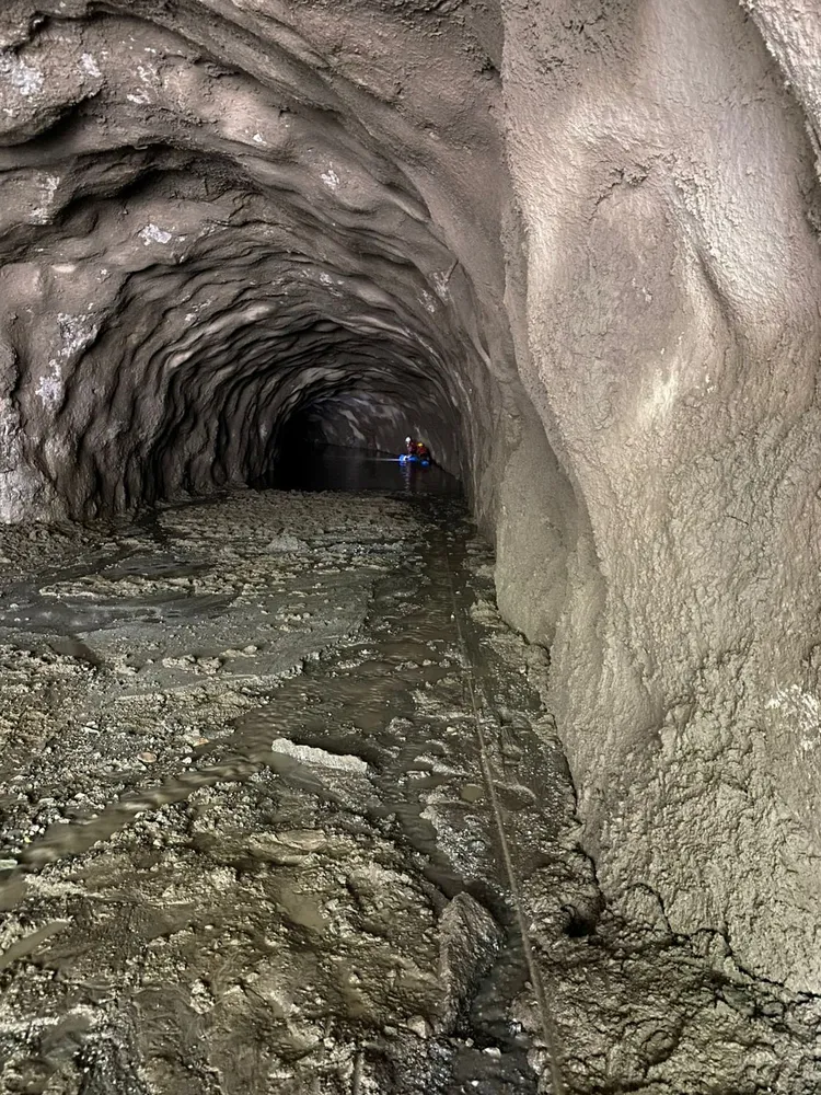 尼泊爾軍方先前在水電廠的隧道救出受困的生還者。路透社