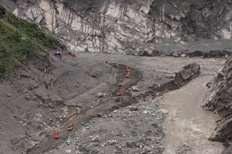 中國動用重型機具在災區開挖，曾有辦公大樓的地點已夷為平地，僅剩下旗桿。美聯社