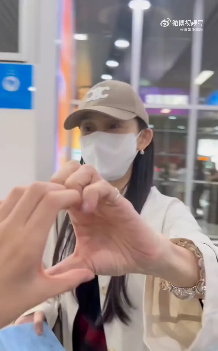范瑋琪在機場與粉絲互動。翻攝微博