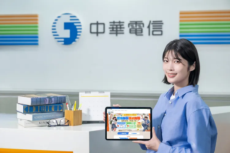 中華電信網路門市推出開學優惠，申辦指定行動或HiNet光世代方案，可獲得額外流量、Hami Point，並有機會抽中iPad Pro、MacBook Neo及Sony藍牙耳機。中華電信提供