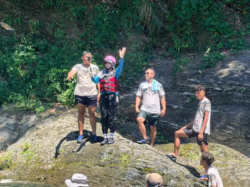 李雅英跳水遇「白馬王子」！7人蜂擁救援超浮誇