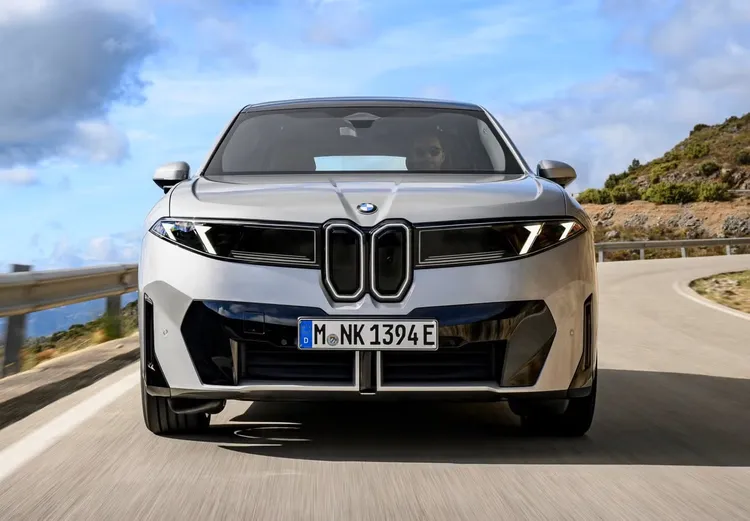 全新BMW iX3是Neue Klasse首款量產車型，透過全新的電子架構與感知系統，提升駕駛輔助功能的反應能力。原廠照片