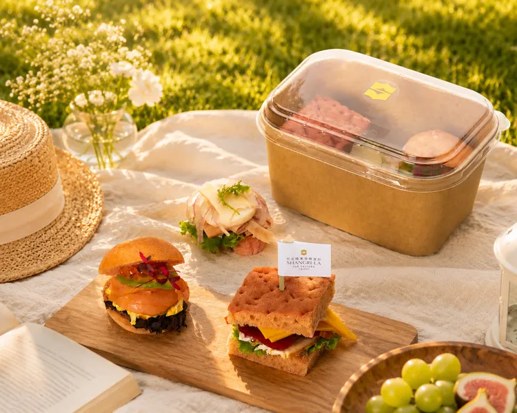 秋日輕食野餐首選！「The Cake Room」限定「粉紅星光．輕食小盒」匯聚3款可口鹹點，每份300元。台北遠東香格里拉提供