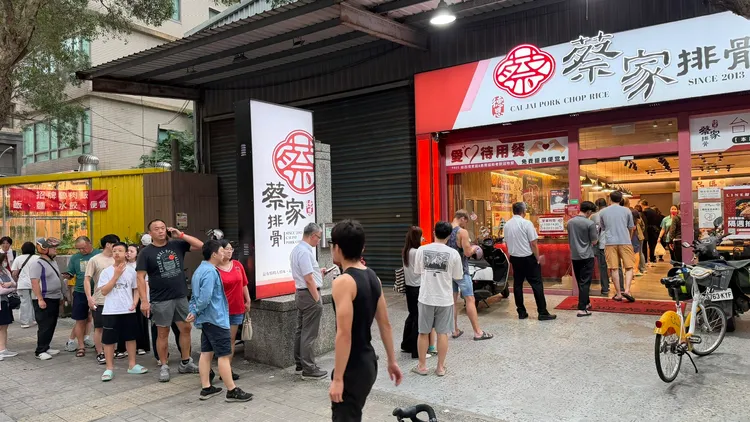 蔡家排骨林口創始總店與其他2分店，每到用餐尖峰時刻人龍湧現，「比臉大雞排飯」為招牌餐點。曾佳俊攝
