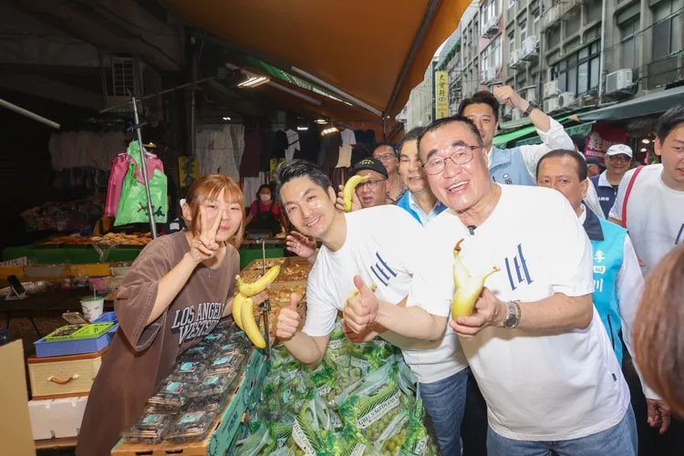 國民黨新北市長候選人李四川今（5）日上午與台北市長蔣萬安前往板橋福德市場掃街。李四川團隊提供