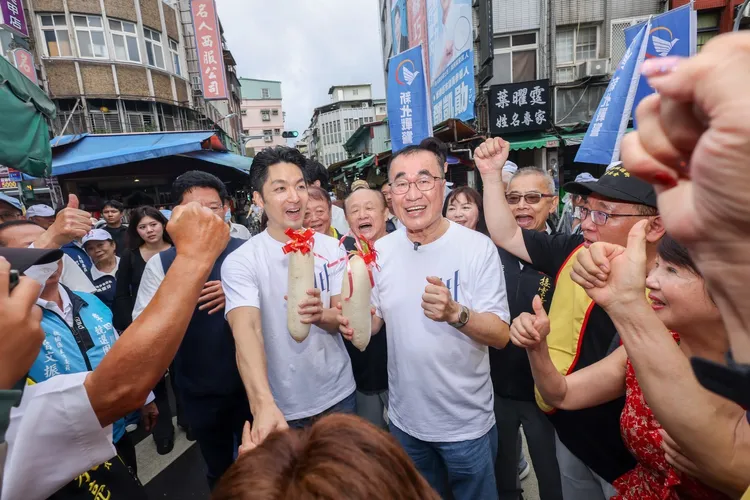 國民黨新北市長候選人李四川今（5）日上午與台北市長蔣萬安前往板橋福德市場掃街。李四川團隊提供