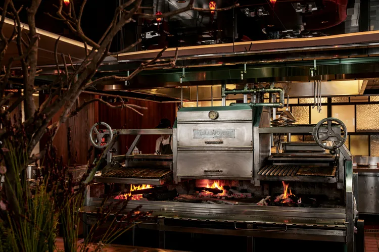 台北萬豪INGE’S Bar&Grill鎮店之寶為百萬級別的夢幻烤爐，圖為造價近四百萬、享有「法拉利等級」美譽的Grillworks炭火烤爐 。業者提供