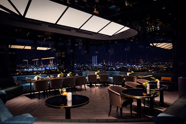 台北萬豪INGE’S Bar&Grill餐廳內景，美景、美食結合美酒，為饕客獻上極致的五感體驗。業者提供