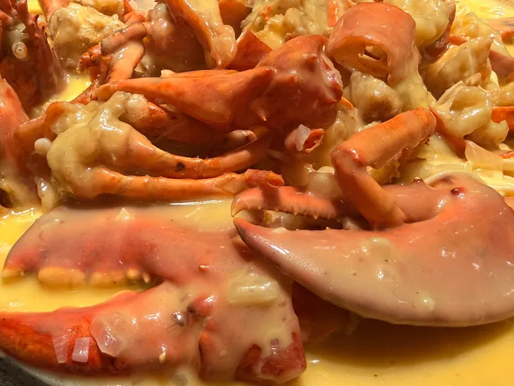 飽滿龍蝦肉與彈牙龍蝦鉗搭配濃郁芝士上湯，伊麵充分吸收蝦汁、高湯與芝士香氣，滑順濃郁之餘仍保留龍蝦本身的鮮甜。陳揚盛攝