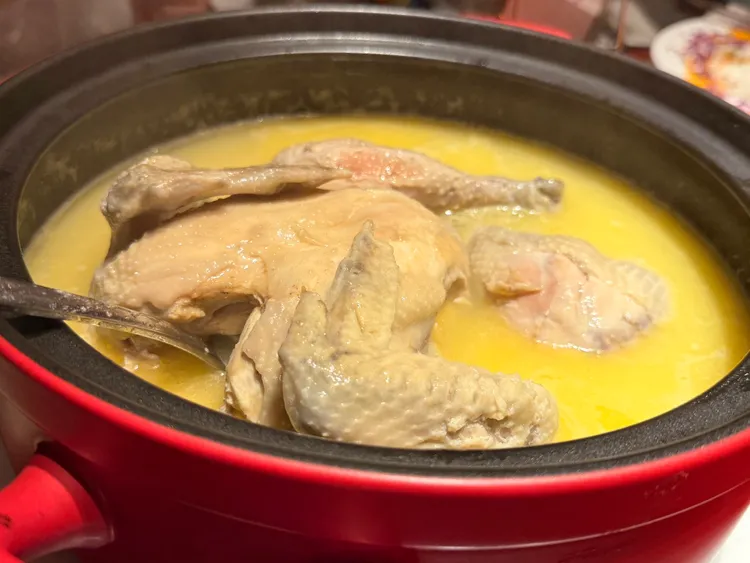 濃高湯燉全雞以整隻雞長時間慢熬，讓雞肉與雞骨本身的精華形成湯體。陳揚盛攝