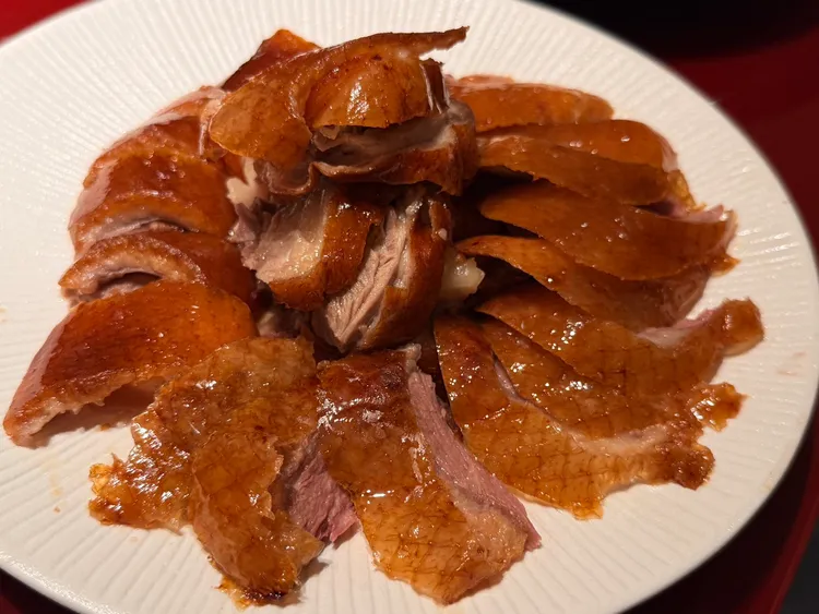 「麟聚金牌片皮鴨」脆皮聲清脆，鴨皮薄而油潤，鴨肉則保持柔嫩甘美。陳揚盛攝