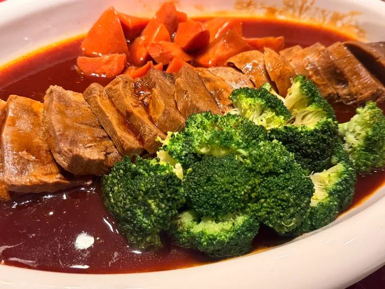 整條紅酒燒澳洲牛舌肉質燉至柔軟滑順。陳揚盛攝