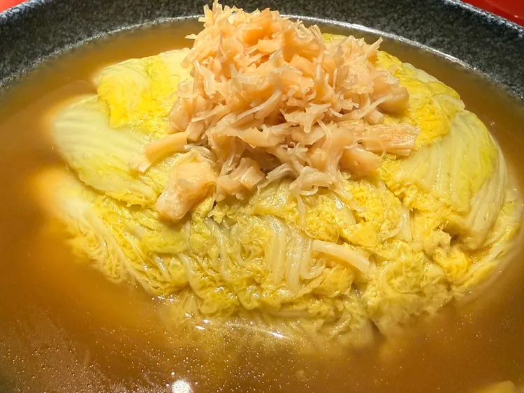 上湯瑤柱煨時蔬將娃娃菜慢火煨至軟透，充分吸收高湯，再鋪上撕絲瑤柱，入口清潤甘美，讓蔬菜、干貝與高湯各自的鮮味彼此交融。陳揚盛攝