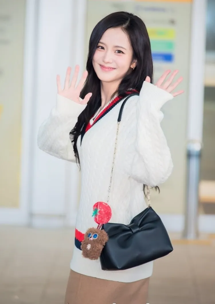 Jisoo身上的包包掛著《CLICK》小熊。翻攝X