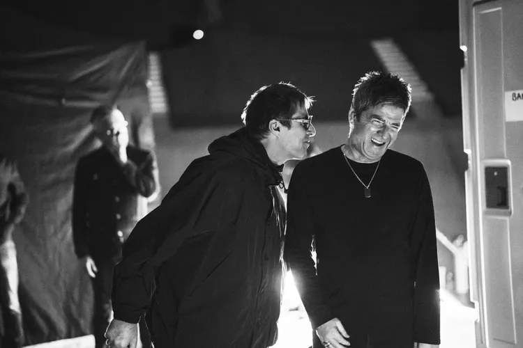 演唱會紀錄片《Oasis: Don't Look Back in Anger》揭開兩人「歷史破冰」的時刻，兩人更難得敞開心房談論兄弟失和。圖片來源：Venice Film Festival