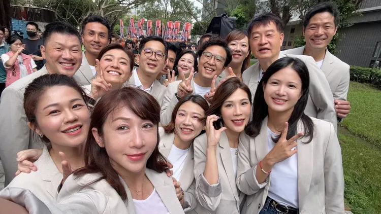 許淑華與民進黨台北市議員參選人團隊合影。許淑華臉書