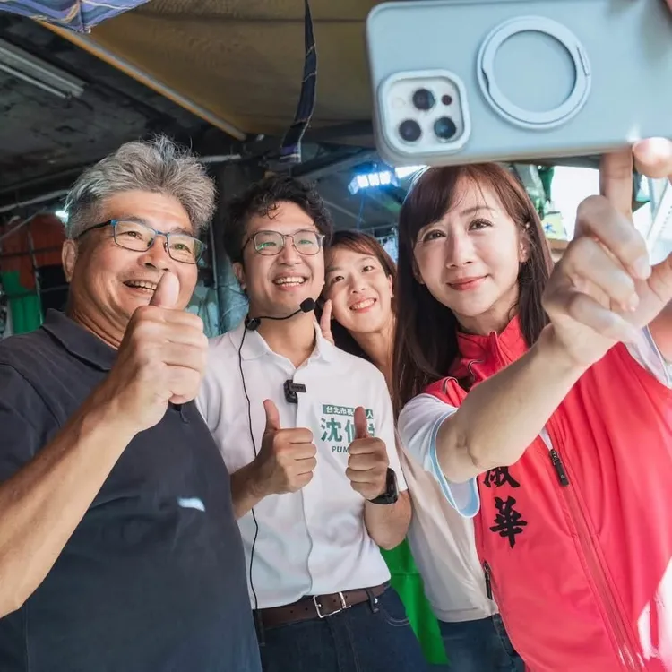 許淑華與民進黨台北市長候選人沈伯洋合影。許淑華臉書