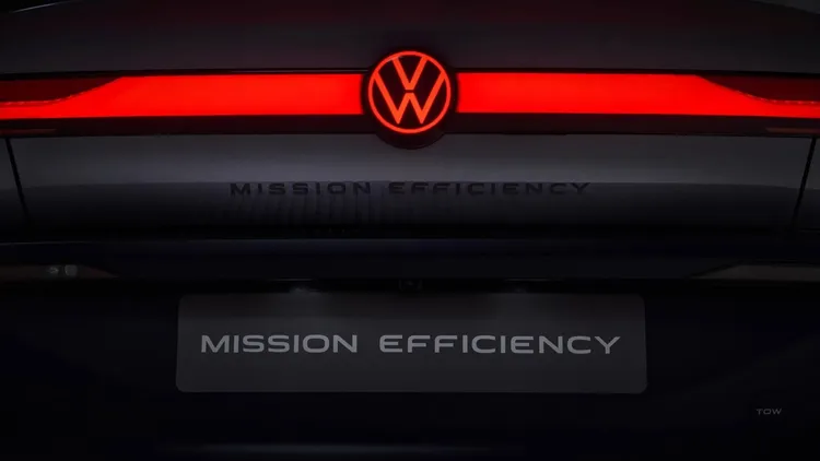 Mission Efficiency延續XL1低風阻設計思維，採水滴型車身、封閉式輪拱與流線車尾，透過降低空氣阻力提升純電行駛效率。原廠照片