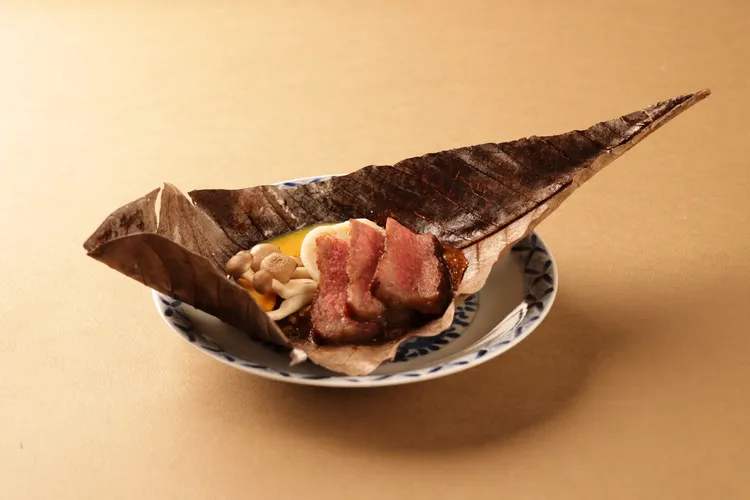 菇類朴葉味噌燒佐和牛，朴葉炙烤逸出木質草本香，味噌鹹香、菇類鮮味與和牛脂香，勾勒濃厚秋日氣息。（餐點以實物為準）。業者提供