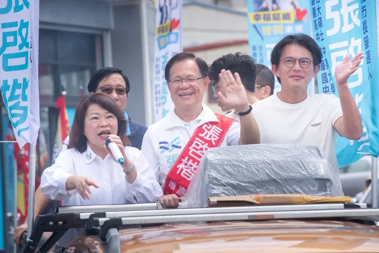 張啓楷登記參選嘉義市長，由黃敏惠（左）、黃國昌（右）陪同。翻攝張啟楷臉書
