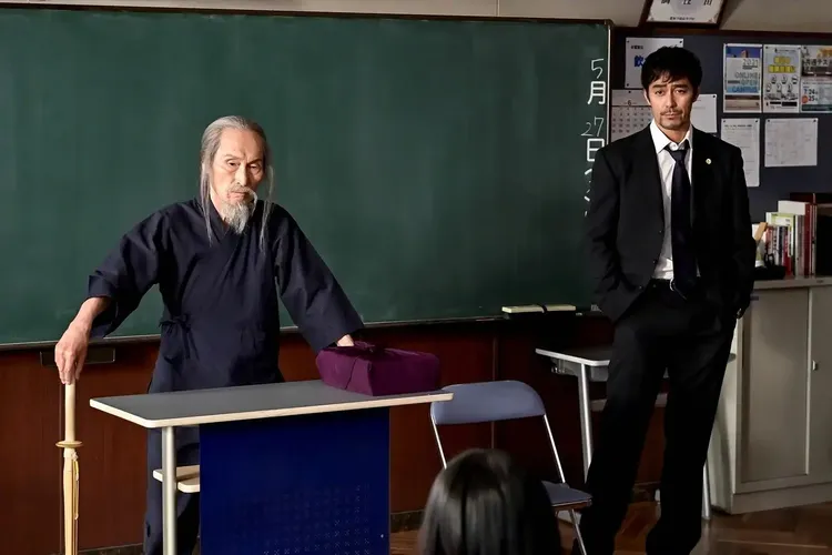品川徹（左）在《東大特訓班》飾演被阿部寬找來的數學特別講師柳鐵之介。翻攝日本雅虎
