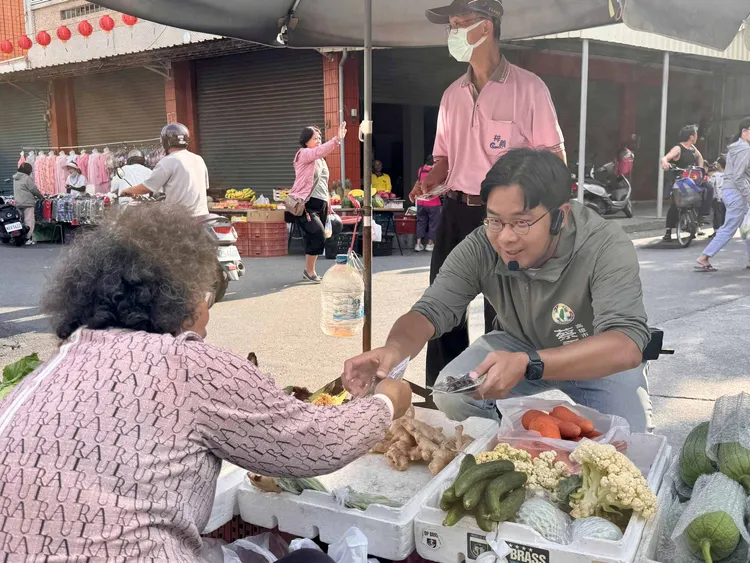 蔡秉璁市場拜票。翻攝畫面